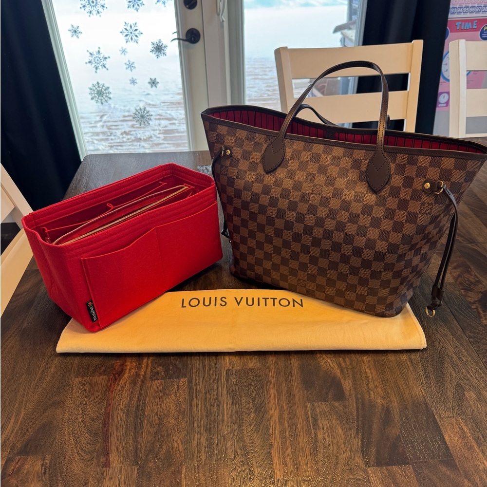 SOLD Louis Vuitton Neverfull MM